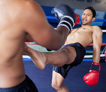 武术和拳击摄影照片_拳击手、格斗和体育比赛与男子在拳击台上进行锻炼、锻炼和武术锻炼在健身俱乐部进行。