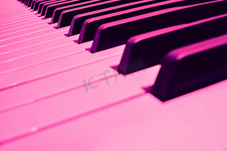 音乐卡带摄影照片_带文本空间的钢琴合成器粉色洋红色音乐键