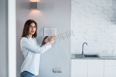 女人在室内控制智能家居技术