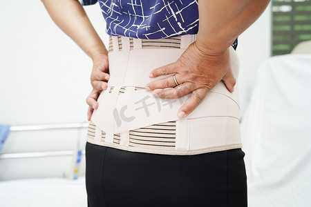 亚洲老年人佩戴弹性支撑带可以帮助减轻背痛。