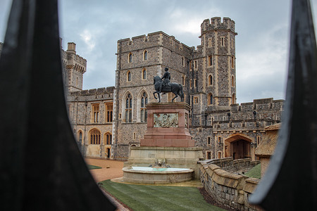2022年12月22日，英国温莎 — 温莎城堡外的雕像