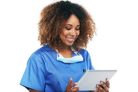 黑人女性医生、平板电脑和工作室在交流、微笑或专注于白人背景的医疗保健研究。