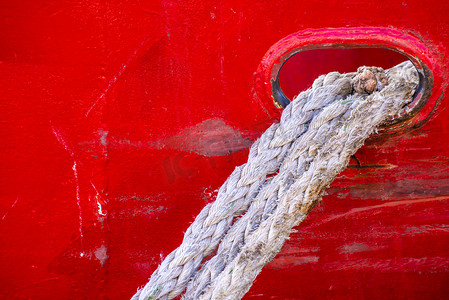 红色船锚摄影照片_拖网渔船的系泊线