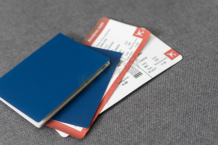 车票摄影照片_两张带灰色背景护照的飞机票