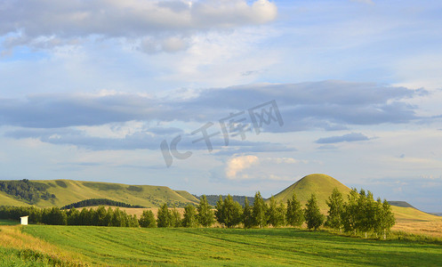 与山的夏天风景