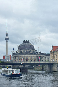 德国柏林，2022 年 10 月 1 日：柏林老城区和施普雷河的美丽景色。