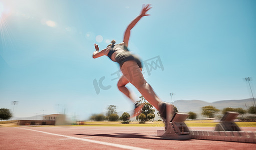 起跑摄影照片_马拉松比赛锻炼、健身或锻炼腿部力量动作的速度、赛道起跑和女子跑步。