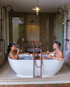 一对男女在浴缸里享受奢华假期