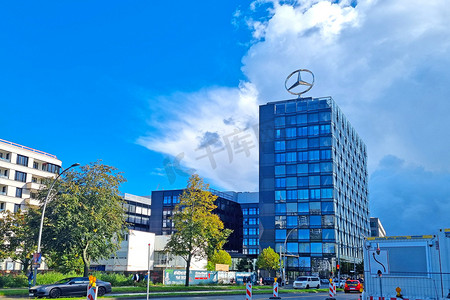 德国柏林，2022 年 10 月 2 日：柏林总部办公楼顶部的梅赛德斯奔驰标志。