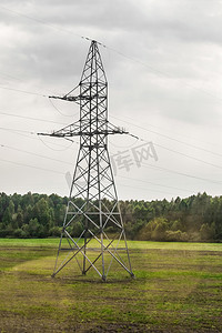 野外施工摄影照片_高空输电线高压在野外以森林为背景
