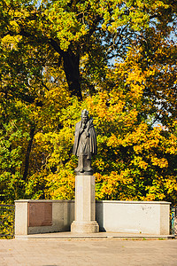 波兰奥尔什丁 — 2022 年 10 月，尼古拉斯·哥白尼雕像在他著名的城堡附近。
