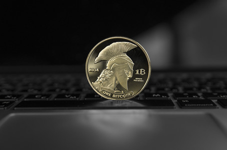 笔记本电脑键盘上的金泰坦加密硬币。