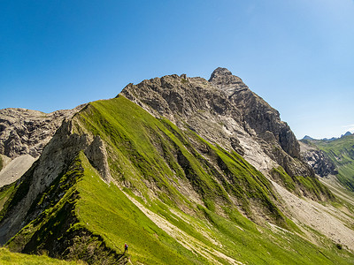 春天远足摄影照片_在阿尔高的 Nebelhorn 全景远足