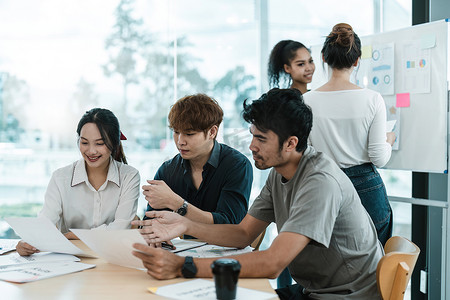 亚洲年轻人在办公室开商务会议。