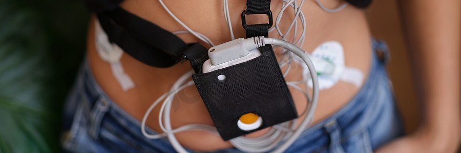 心脏监测摄影照片_女性佩戴设备，用于日常心电图监测的设备