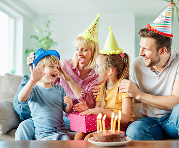 孩子家庭生日庆祝派对蛋糕父亲快乐母亲女儿儿子父母男孩女孩一起玩蜡烛节日帽子礼物