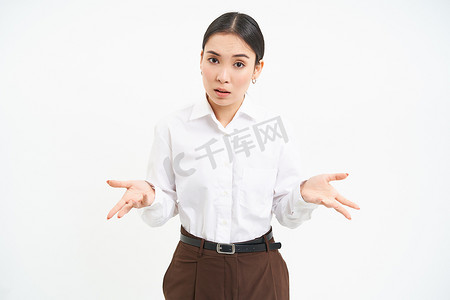 横板背景卡通摄影照片_困惑的亚洲女售货员的形象，双手横着，面无表情，耸肩，白色背景