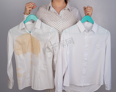 一位女士比较两件白衬衫洗涤前后的对比。