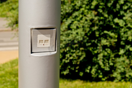 公园电线杆上为手机充电的 USB 插座。