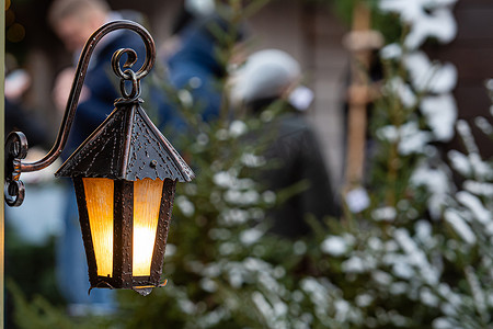 圣诞市场上带云杉树枝的中世纪灯笼