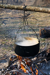锅在火上