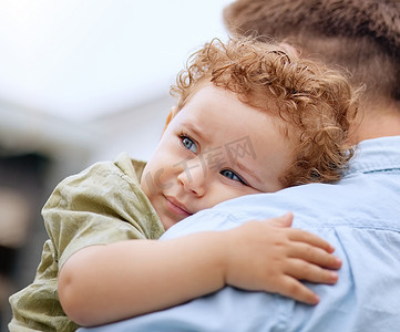 婴儿，悲伤和特写在爸爸的肩膀上，在情绪低落的时候在家里照顾、结合和爱在一起。