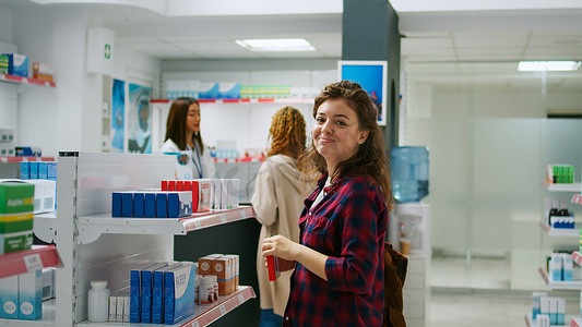 微笑的客户检查医药产品和包装