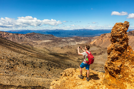 新西兰汤加里罗高山穿越徒步小径自然景观徒步旅行者拍摄背景照片。