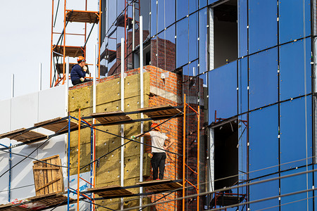 俄罗斯，卡卢加 — 2020 年 9 月 16 日：建设者正在建造一座建筑