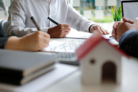 夫妇购买租房与房地产经纪人房地产经纪人签订抵押合同协议。