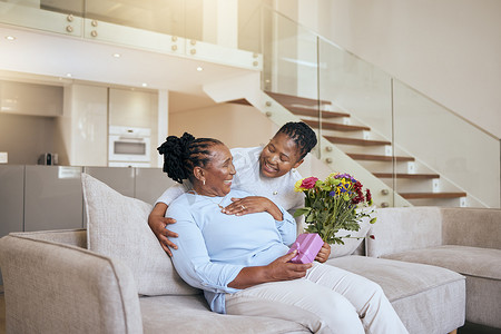母亲节、黑人妇女和沙发上的惊喜鲜花，作为礼物、盒子或礼物送给客厅里的妈妈。