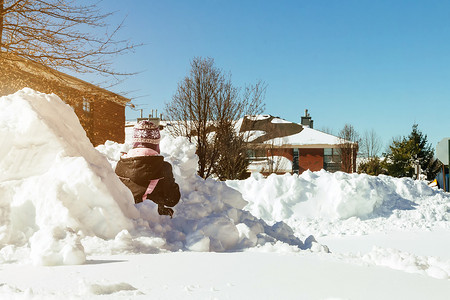女童在冬天玩雪。