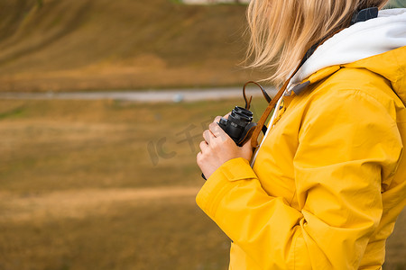 山谷中带双筒望远镜的女人欣赏美景