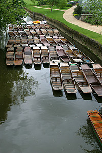 平底船绑在牛津马格达伦桥上，整齐地排列着花园