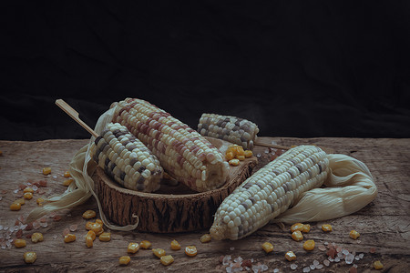 新鲜的糯玉米或甜糯玉米和玉米 kernelson 质朴的旧木背景。