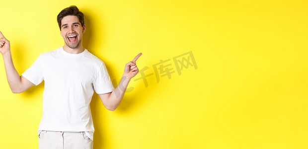 快乐时尚的男人展示了两种变体，在左右宣传片上向侧面指指点点，站在黄色背景上