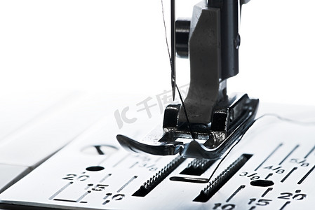 缝纫剪影摄影照片_6 - 缝纫机针线和工作区板的剪影宏观图像。