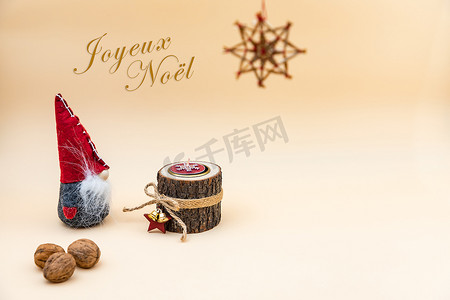 带有文字 Joyeux Noel 和红色、棕色、米色和白色的贺卡 — 圣诞壁纸