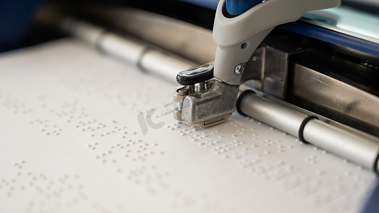 盲文编码打印机的特写。