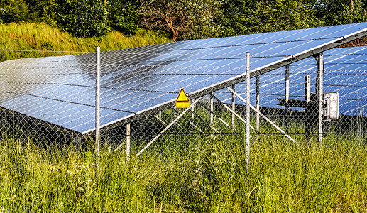 超高频模块摄影照片_在北方的一个大公园里用太阳能模块产生清洁能源