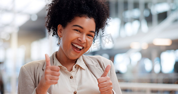 竖起大拇指，黑人女性的生意和面孔用表情符号表示祝贺，工作做得好或赢家。
