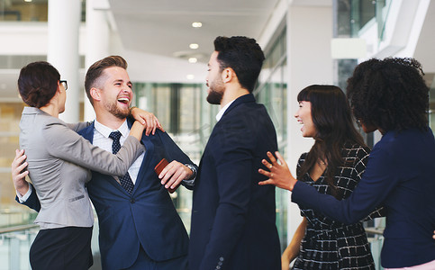 商务人士、拥抱和朋友一起享受社交乐趣，以在办公室获得商业成功、沟通或团队建设。