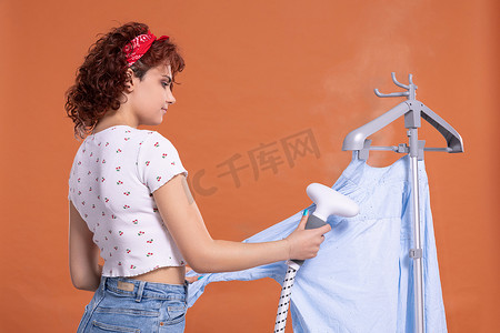 用于熨烫衬衫和其他衣物的蒸笼。