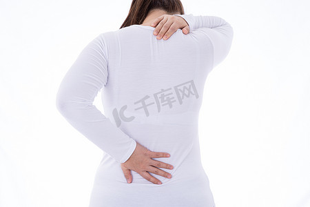 一个女人在孤立的白色背景下感到筋疲力尽，颈部和背部疼痛和受伤。