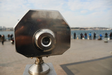 俯瞰城市的投币式双筒望远镜，