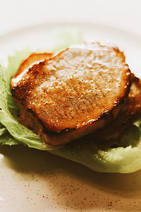 炒肉片摄影照片_食物和饮食，午餐或晚餐时用生菜炒猪肉片，美味食谱