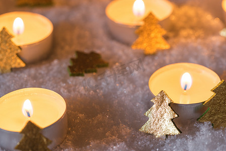 圣诞节 12 月的夜晚，雪上有蜡烛装饰