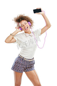 听收音机摄影照片_电话音乐、舞蹈歌手和黑人女性听歌、音频播客或收音机声音以获取能量、放松或乐趣。
