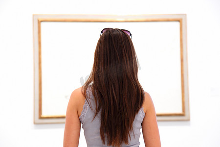 在博物馆里看艺术画的女人