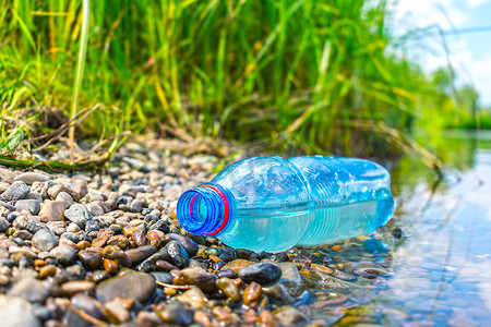 塑料带来的环境污染问题。
